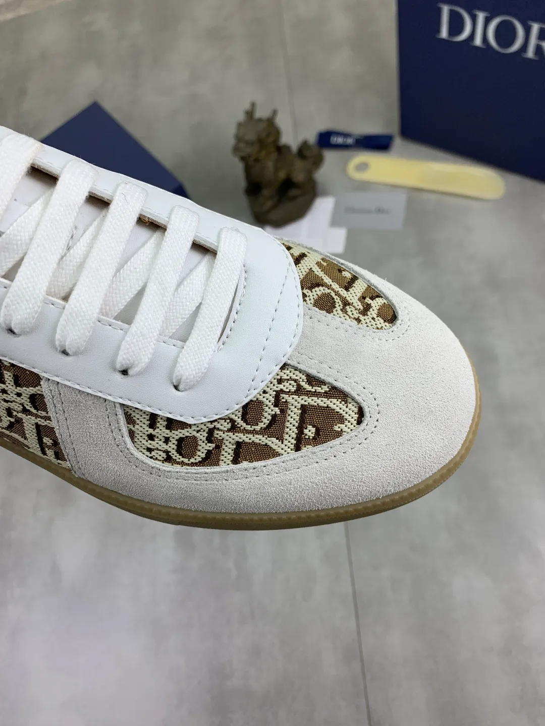 Men's shoes 💰P360 New Dior B01 moral training shoes, white first-layer cowhide, original molded outsole. New to the fall collection, this sneaker marks the return of a Dior classic, reinterpreted in a stylish and elegant silhouette. Crafted from white smooth first-grain cowhide with a tonal silk sheepskin lining, it features the Dior logo on the tongue and inner sides, and a CD icon on the heel. Paired with Tpu anti-slip soles of the same color, it can be matched with various styles to create a sophisticated look.  Code number: 38-44